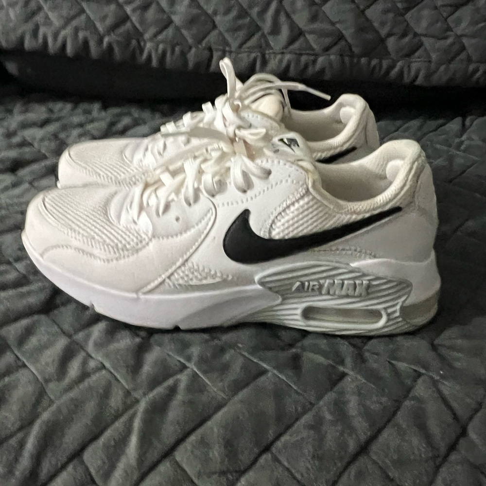 Nike Air Max Excee Women’s Size 7 White Black Sneakers | Clean | Comfortable